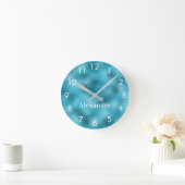 Horloge Ronde Nom de monogramme blanc bleu océan (Maison)
