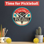 Horloge Ronde Nom du joueur de l'équipe de basket-ball Monogramm<br><div class="desc">C'est l'heure du Pickleball ! Couleurs vintages et design vintage. Il est équipé d'un pickleball et d'une pagaie de pickleball. Parfait pour tous les fans de pickleball,  une façon amusante de montrer votre amour du sport. Monogramme portant le nom ou le nom de l'équipe.</div>