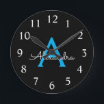 Horloge Ronde Nom du monogramme de la fille en noir bleu<br><div class="desc">Monogramme simple bleu et noir Horloge Nom. Cela rend le cadeau parfait pour 16 ans,  mariage,  douche nuptiale,  anniversaire,  baby shower ou bachelorette pour quelqu'un qui aime le luxe glam et les styles chic.</div>