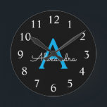 Horloge Ronde Nom du monogramme de la fille en noir bleu<br><div class="desc">Monogramme simple bleu et noir Horloge Nom. Cela rend le cadeau parfait pour 16 ans,  mariage,  douche nuptiale,  anniversaire,  baby shower ou bachelorette pour quelqu'un qui aime le luxe glam et les styles chic.</div>