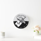 Horloge Ronde Nom du monogramme gris de Chouette noire et blanch (Maison)