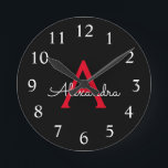 Horloge Ronde Nom du monogramme rouge noir de la fille<br><div class="desc">Horloge de nom de monogramme simple en rouge et noir. Cela rend le cadeau parfait pour 16 ans,  mariage,  douche nuptiale,  anniversaire,  baby shower ou bachelorette pour quelqu'un qui aime le luxe glam et les styles chic.</div>
