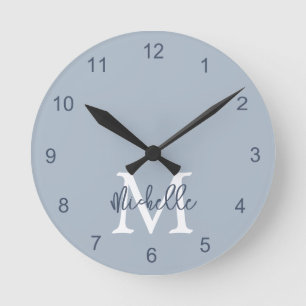 Horloge Ronde Nom du monogramme Script initial Dusty Blue