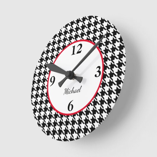 Horloge Ronde Nom, Houndstooth Motif Accent rouge 8 pouces Acryl (Angle)