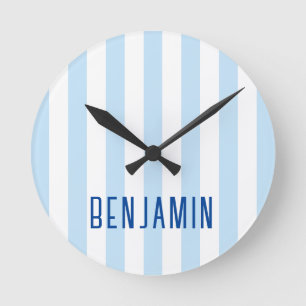Horloge Ronde Nom moderne bleu pâle et blanc rayé