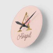 Horloge Ronde Nom personnalisé Gold Foil Blush Rose Lettre A (Angle)