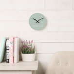 Horloge Ronde Nom personnalisé minimaliste moderne Sage vert<br><div class="desc">Ajoutez une touche d'élégance intemporelle à votre espace grâce à notre horloge murale personnalisée moderne minimal Sage Green. Conçu avec simplicité et sophistication à l'esprit,  ce garde-temps élégant est personnalisable pour refléter votre style unique. Parfait pour toutes les chambres,  il allie un design contemporain et un charme sobre.</div>