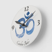 Horloge Ronde Nom sur Blue Sky Clouds Om Symbole 8 po Acrylique (Angle)