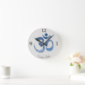 Horloge Ronde Nom sur Blue Sky Clouds Om Symbole 8 po Acrylique (Maison)