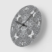 Horloge Ronde Nuances De Papillon Monarque Gris Numéroté (Angle)