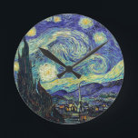 Horloge Ronde Nuit étoilée par van Gogh<br><div class="desc">Van Gogh était obsédé par le symbolisme des objets lumineux et de la couleur. La lampe était un symbole de calme et de sécurité. L'étoile symbolisait la foi, et la lumière, les réalités humaines. Le bleu ultramarin profond était infini, tandis que le rouge et le vert exprimaient "ces choses terribles,...</div>
