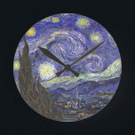 Horloge Ronde Nuit étoilée par Vincent van Gogh<br><div class="desc">Starry Night by Vincent van Gogh est un post impressionnisme d'art vintage paysage de paysages avec vue sur Saint Rémy, France depuis l'asile de van Gogh. Le ciel nocturne tourbillonne de nuages avec une lune brillante et des étoiles brillantes au-dessus du village pittoresque. Starry Night est probablement le tableau le...</div>