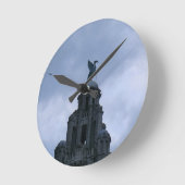 Horloge Ronde Oiseau de foie à Liverpool (Angle)