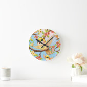 Horloge Ronde Oiseaux mignons et heureux parmi les fleurs du pri (Maison)