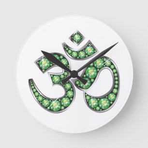 Horloge Ronde Om Symbole with peridot Stones