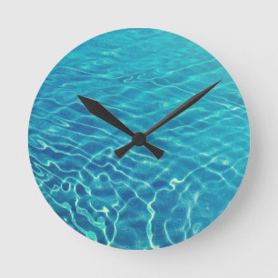 Horloge Ronde Ondes et motifs à vagues sur une eau limpide