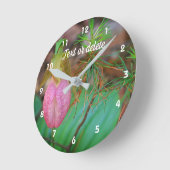 Horloge Ronde Orchidée Sauvage Rose Lady Slipper Et Evergreens (Angle)
