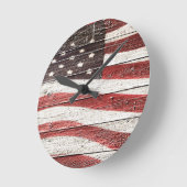 Horloge Ronde Painted American Flag on Rustic Wood Texture (Angle)