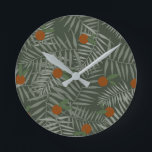 Horloge Ronde Palm Feuilles & Oranges<br><div class="desc">Un motif moody,  exotique,  avec des feuilles de palmiers dessinés à la main et des oranges mûres sur un arrière - plan sombre. Parfait pour ajouter ce "je ne sais quoi" tropical aux vêtements,  déco maison et accessoires.</div>