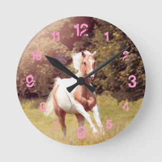 Horloge Ronde Palomino Paint Pferd galoppiert über eine Wiese