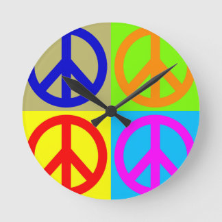 Horloge Ronde Panneau de paix Art pop quatre couleurs