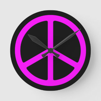 Horloge Ronde Panneau de Paix rose pâle sur Mur noir