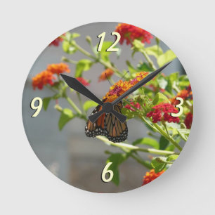 Horloge Ronde Papillon Monarque sur un Buddleia Rouge