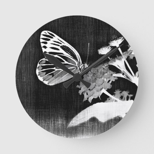 Horloge Ronde Papillon vintage sur fleur - Noir et Blanc 2 (Recto)