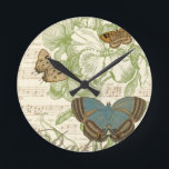 Horloge Ronde Papillons sur la musique de feuille avec la<br><div class="desc">Servir d'une conception florale verte et de musique de feuille d'arrière - plan à un trio des papillons dans ce morceau par le studio de vision. Le mot français pour le papillon, papillon, est aussi bien décoré au fond du morceau. Si vous avez un amour fort des papillons, la nature,...</div>