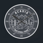 Horloge Ronde Parc national Acadia Bar Port Monoline<br><div class="desc">Conception d'oeuvres d'art acadia monoline. Le parc national Acadia se trouve principalement sur l'île du désert du mont du Maine. Son paysage est marqué par des bois,  des plages rocheuses et des pics de granit sculptés par des glaciers comme le mont Cadillac.</div>