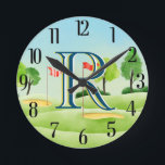 Horloge Ronde Parcours de golf Monogramme personnalisé<br><div class="desc">LAYERING UNIQUE DU MONOGRAM — regardez attentivement et vous verrez trois couleurs, ce qui lui donne une sensation de profondeur. Personnalisé en plus avec le prénom et placé sur un terrain de golf. Idée spéciale pour un cadeau ou vous pouvez juste profiter pour vous-même! Si vous avez des questions de...</div>