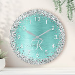Horloge Ronde Parties scintillant argentée turquoise en métal br<br><div class="desc">Personnalisez facilement ce design tendance d'horloge murale chic avec une jolie parties scintillant en faux argent brillant sur un arrière - plan métallique brossé turquoise.</div>