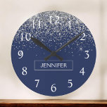 Horloge Ronde Parties scintillant bleue Silver Navy Girl Monogra<br><div class="desc">Parties scintillant à étincelles bleu argent et marine Monogramme Nom Horloge. Cela rend le cadeau parfait pour 16 ans,  mariage,  douche nuptiale,  anniversaire,  baby shower ou bachelorette pour quelqu'un qui aime le luxe glam et les styles chic.</div>