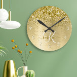 Horloge Ronde Parties scintillant en métal brossé or Nom du mono<br><div class="desc">Easily personalize this trendy chic round clock design featuring pretty gold sparkling glitter on a gold brushed metallic background.</div>
