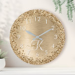 Horloge Ronde Parties scintillant en métal brossé or Nom du mono<br><div class="desc">Easily personalize this trendy chic wall clock design featuring pretty gold sparkling glitter on a gold brushed metallic background.</div>