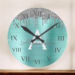 Horloge Ronde Parties scintillant Turquoise argentée en métal br<br><div class="desc">Argent et Turquoise Aqua Blue Faux Foil Parties scintillant étincelante métallique brossé Monogramme en métal Nom et horloge murale de luxe initial. Cela rend le cadeau parfait pour 16 ans,  mariage,  douche nuptiale,  anniversaire,  baby shower ou bachelorette pour quelqu'un qui aime le luxe glam et les styles chic.</div>