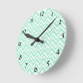Horloge Ronde Pattern de Light Mint Green and White Zigzag (Angle)
