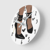 Horloge Ronde Peau Tan Brown Peau Noire Strappée Haut Talons Sol (Angle)