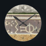 Horloge Ronde Peinture tribale contemporaine de motif<br><div class="desc">Une peinture tribale contemporaine de motif qui mélange le béton au résumé. Les panneaux multiples posent la couleur l'un à côté de l'autre,  racontant une histoire complexe. Ceci ferait un grand cadeau pour aimé !</div>