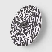 Horloge Ronde Personalized Graffiti Name Pattern — Custom Urban (Angle)