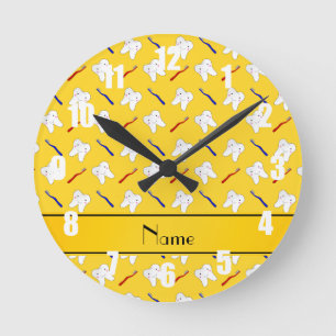 Horloge Ronde Personalized name yellow brushes and tooth pattern