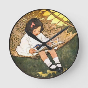 Horloge Ronde Petite fille lire dans un hamac