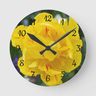 Horloge Ronde Petites tulipes jaunes dans le jardin