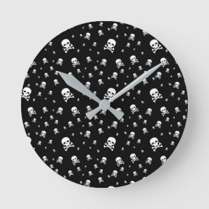 Horloge Ronde Petits crânes de pirates blancs sur fond noir