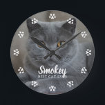Horloge Ronde Photo Cat personnalisée<br><div class="desc">Les chats laissent des empreintes de pattes dans votre coeur. Affichez votre photo de chat préférée avec cette belle horloge personnalisée parfaite pour le meilleur chat maman/papa du monde.</div>