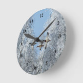 Horloge Ronde Photo de Mallard Duck Flying Snow (Angle)