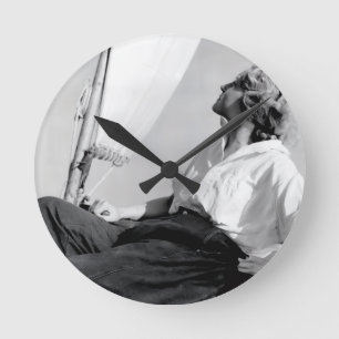 Horloge Ronde Photo de marin femme en noir et blanc