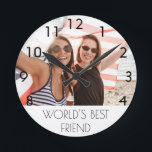 Horloge Ronde Photo des meilleurs amis<br><div class="desc">Personnalisez et ajoutez votre propre photo de votre meilleur ami. Cadre blanc avec texte noir. Numéros noirs de 8 à 4. Un cadeau d'anniversaire ou de Noël pour votre meilleur ami. Avec le texte : Le meilleur ami du monde. Cette horloge est également disponible dans notre magasin avec des numéros...</div>