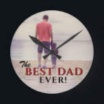 Horloge Ronde Photo du Meilleur Papa Ever Modern Typografy Fathe<br><div class="desc">Meilleur papa Ever Modern Typografy Father's Day Photo Round Clock. Design moderne avec texte noir et rouge. The text overlays the full photo - add your favorite photo et make a unique venin for a dad,  new dad or grandfather for Father's Day,  birthday ou Christmas. Il est sweet keepsake.</div>