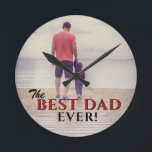 Horloge Ronde Photo du Meilleur Papa Ever Modern Typografy Fathe<br><div class="desc">Meilleur papa Ever Modern Typografy Father's Day Photo Round Clock. Design moderne avec texte noir et rouge. The text overlays the full photo - add your favorite photo et make a unique venin for a dad,  new dad or grandfather for Father's Day,  birthday ou Christmas. Il est sweet keepsake.</div>